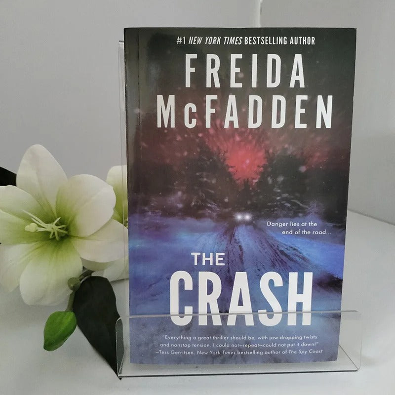 FREIDA MCFADDEN THE CRASH Danger lies at the end of the road...Thrilling Pop English Version Libros Livros